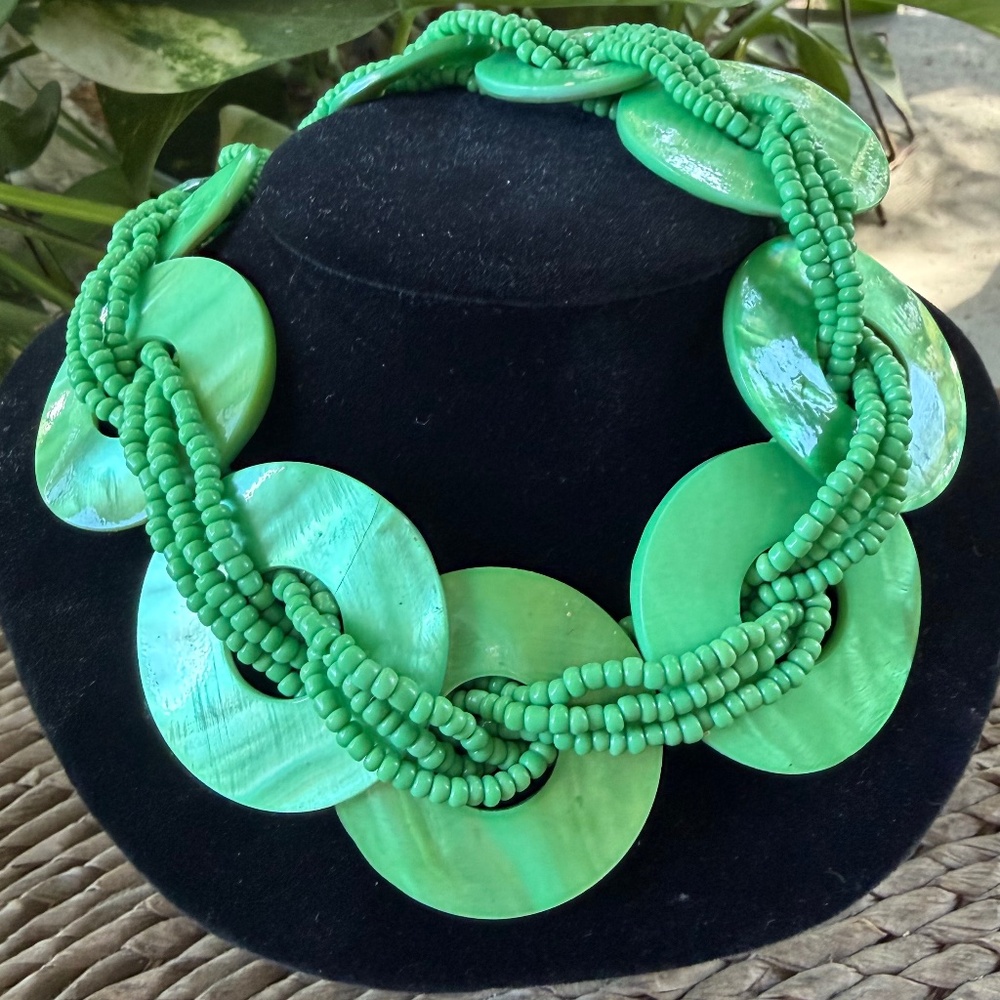 Gorgeous MOTHER-OF-PEARL SEA GREEN NECKLACE BEADED SHELL STATEMENT NECKLACE